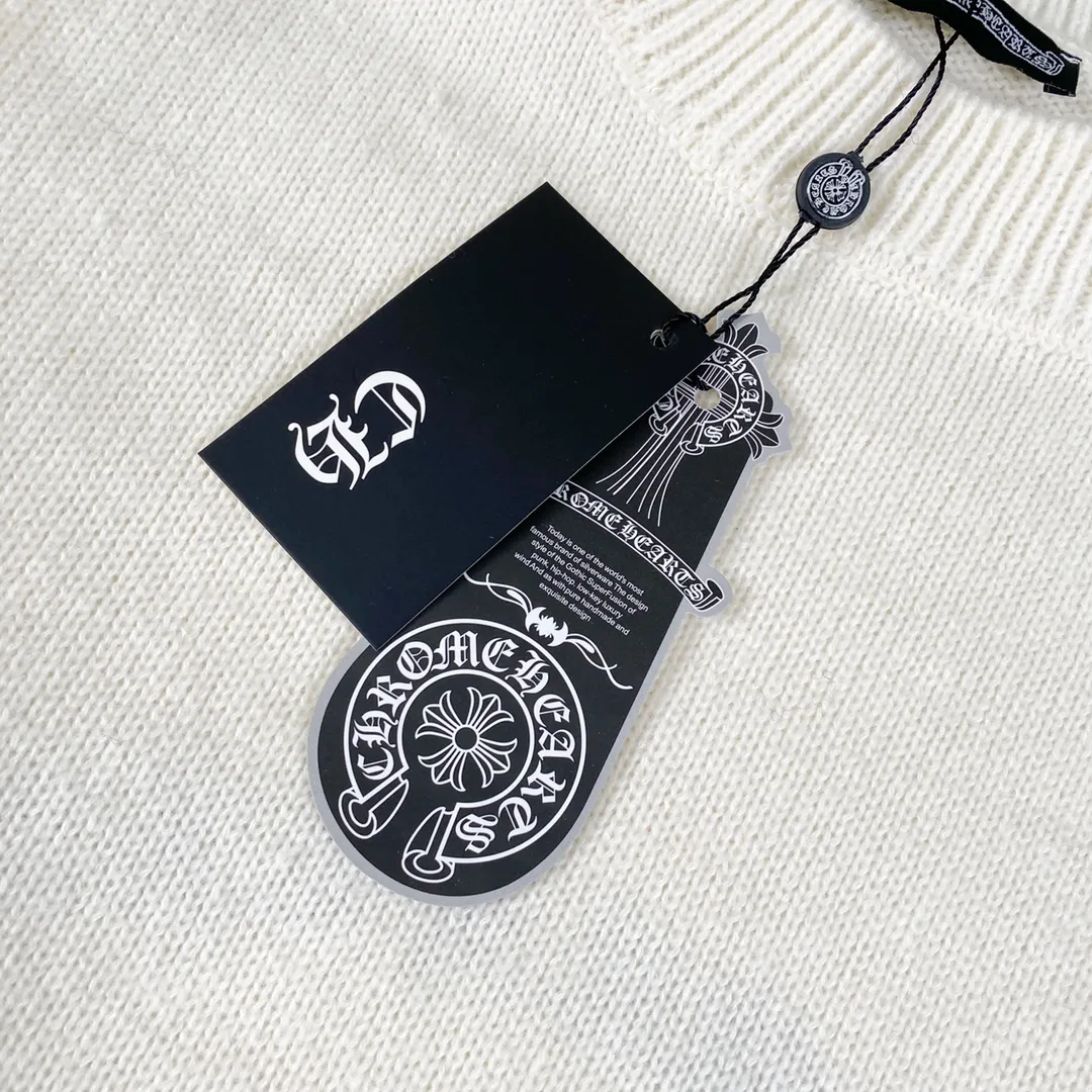 P230 High-quality Chrome Hearts CH Chrome Hearts patchwork cross hole knitted sweater pullover. The popular style is the same for men and women. It is matched with black and white. It looks good in real life. The upper body is good-looking. It looks good in daily wear. It is even more photogenic. It’s hard not to buy it. Buy it for me!!! Believe me, no one can refuse such a long Chrome Hearts jacket. The version has been expanded based on the old version. The upper body is loose and stylish, and the hem is expanded to a casual design. Fat people look extremely slim, thin people have limited height and high-end. Ten thousand yuan ZP printing, 1:1 perfect restoration, looks good when worn alone or stacked, can be easily controlled by both men and women. If you care more about quality, you must also respect the price. It is completely different from the thin see-through bottoms and junk products on the market that pill when worn. If the style makes you shine at a glance, then quality is what you should pay more attention to. Compared with price, we focus on quality. Customers who have received my products all know it. ️️️ Sweaters on the market are generally made of bract core yarn. We use modal. The advantages over core-spun yarn are very intuitive: high cost, high price, high density, relatively expensive for developers, and let us make a lot less money. In addition, it is delicate, has no scum on the upper body, resists pilling, and is high-end. We are conscientious sellers and do not use core-spun yarn. Apart from being cheap, core-spun yarn is really useless. It shrinks, pills, hooks, and makes people pierced. He is proficient in everything. It is 2024. Who doesn’t want to look decent when they go out? Quality determines the upper body effect. No matter how bad the quality, the best style is still the temperament of the urban-rural fringe. We only do long-term business. Quality determines character. Take it back and wear it with confidence and wash it. The quality of the pattern will definitely make your eyes shine. We only make the right version of high quality. We make high-end hard goods. Reject junk goods and reject fast food. Conscientious quality and conscientious price. You deserve it!  Color: Black White Gray Red Size: S M L